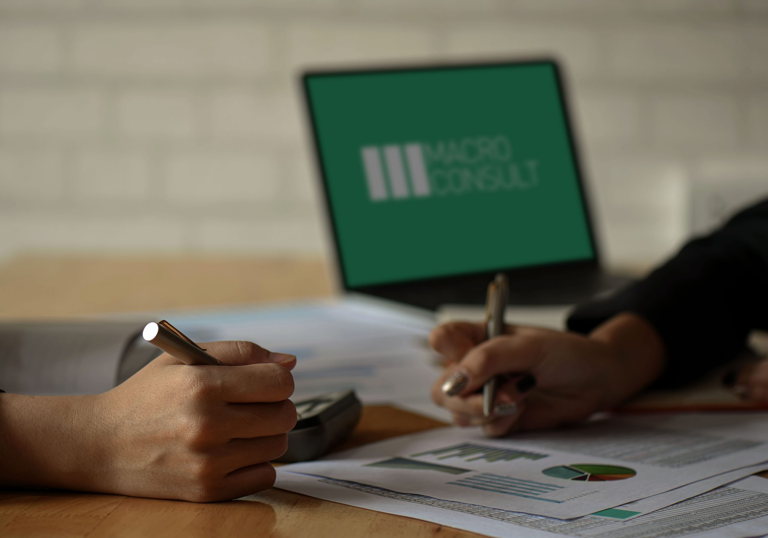 https://vm-web-03-sim.grupomacro.pe/wp-content/uploads/2021/04/female-accountant-team-is-analyzing-the-data-to-su-4GERT3K-scaled.jpg